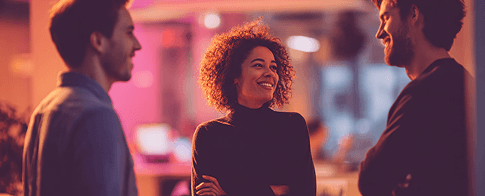 Personas conversando en un entorno de trabajo colaborativo